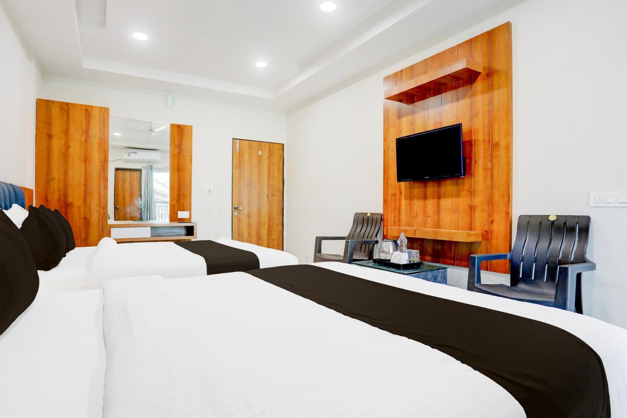Super Townhouse Ambaji Formerly Hotel Kardhar Inn Exterior photo